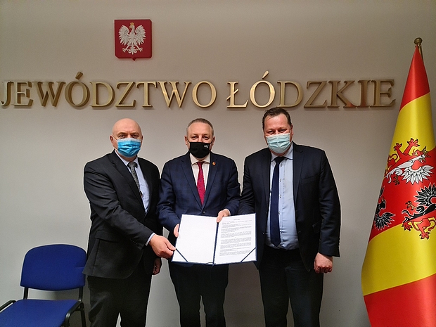 Podpisanie umowy w budynku Urzędu Marszałkowskiego w Łodzi dotyczące wsparcia finansowego programu PDO w 2021 roku. Andrzej Górczyński członek Zarządu Województwa Łódzkiego, Radny Sejmiku Województwa Łódzkiego Janusz Ciesielski, dyrektor SDOO w Sulejowie Przemysław Majchrowski. 
               