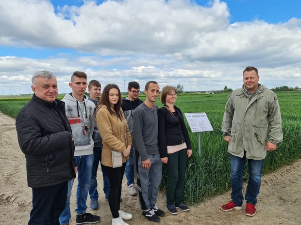Uczestnicy kursu z wykładowcą na polach SDOO w Sulejowie 
