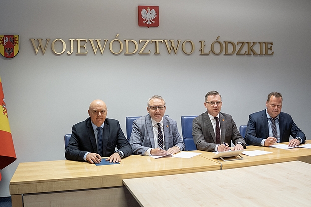 Podpisanie umowy dotyczącej wsparcia programu PDO w 2022 roku pomiędzy Województwem Łódzkim, reprezentowanym przez Zarząd Województwa Łódzkiego, a Centralnym Ośrodkiem Badania Odmian Roślin Uprawnych, Stacją Doświadczalną Oceny Odmian w Sulejowie. Na zdjęciu w pozycji siedzącej, od lewej strony Radny Sejmiku Województwa Łódzkiego Janusz Ciesielski, Członek Zarządu Województwa Łódzkiego Andrzej Górczyński, Wicemarszałek Województwa Łódzkiego Zbigniew Ziemba, dyrektor SDOO w Sulejowie Przemysław Majchrowski