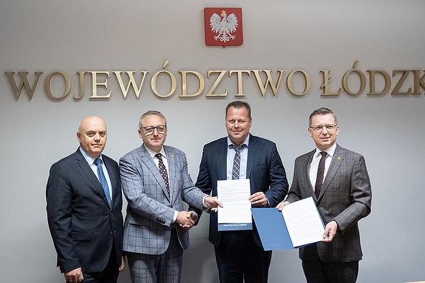 Prezentacja podpisanej umowy dotyczącej wsparcia programu PDO w 2022 roku pomiędzy Województwem Łódzkim, reprezentowanym przez Zarząd Województwa Łódzkiego, a Centralnym Ośrodkiem Badania Odmian Roślin Uprawnych, Stacją Doświadczalną Oceny Odmian w Sulejowie. 